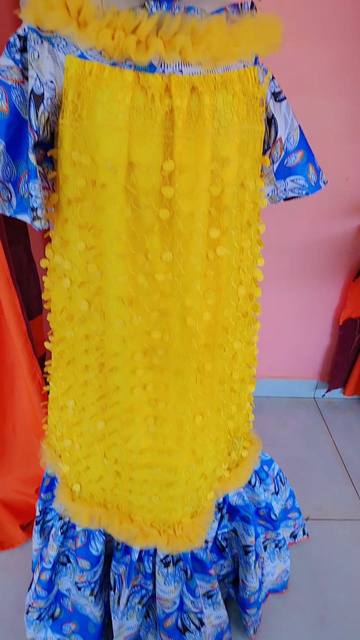 Robe pompons dorés